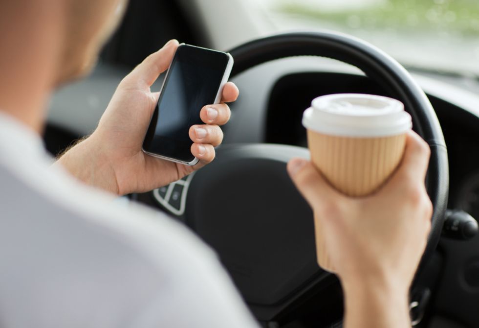 Tips to Avoid Distractions While Driving