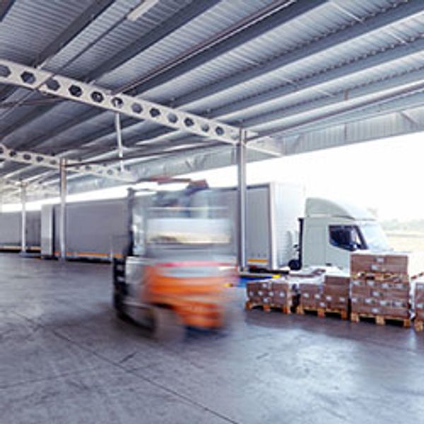 Managing a Network of Decentralized Distribution Centers