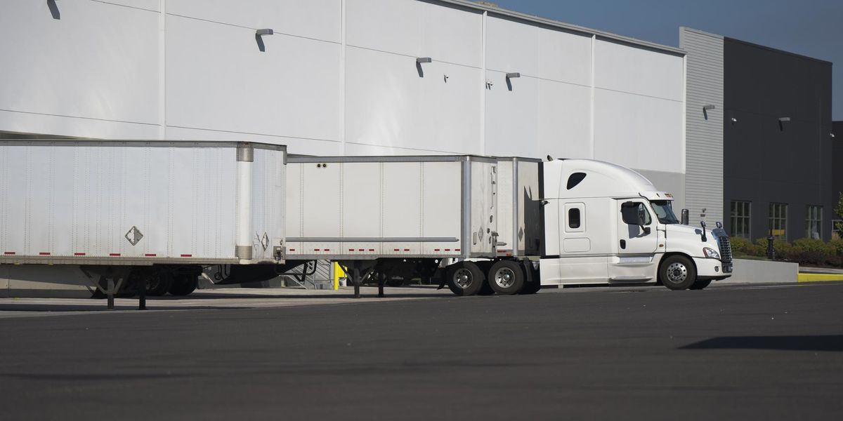 penske logistics truck at warehouse